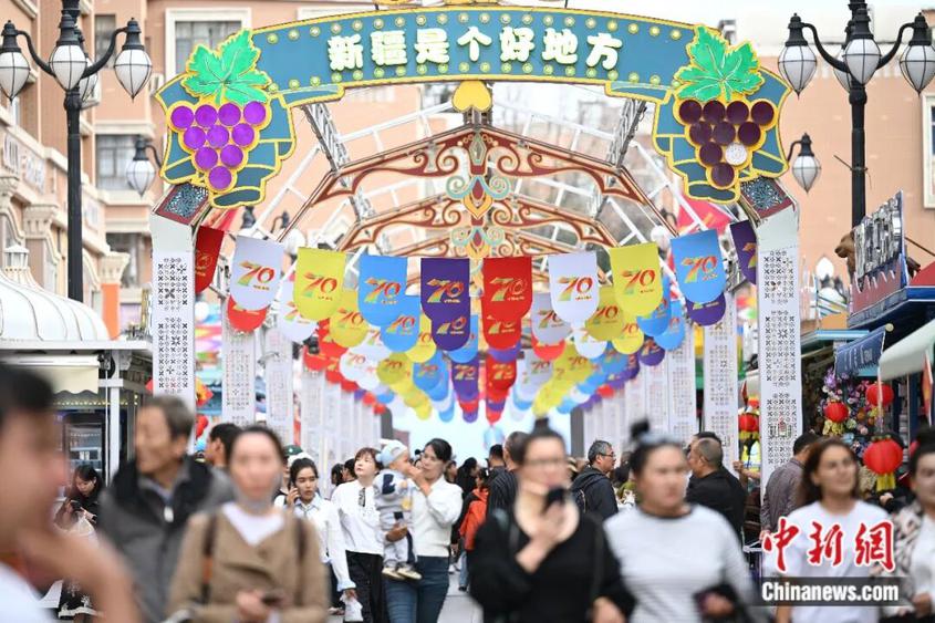 2025年9月23日，游客在新疆乌鲁木齐市大巴扎步行街游览。 中新社记者 田雨昊 　摄
