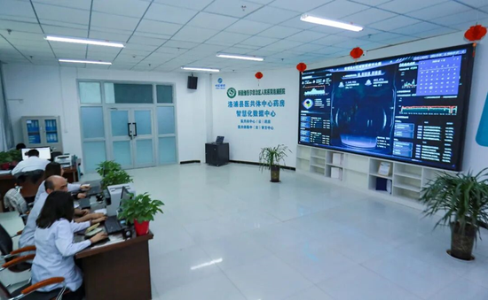 洛浦县人民医院医共体集中（云）审方中心医护人员二次审阅县、乡、村三级医疗机构开具的可疑处方。 买提艾力·艾尼瓦尔 摄e