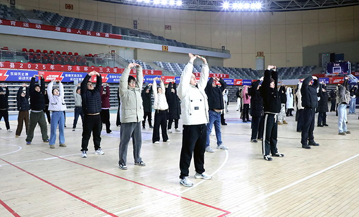 学练八段锦 莎车干部职工解锁健康新方式