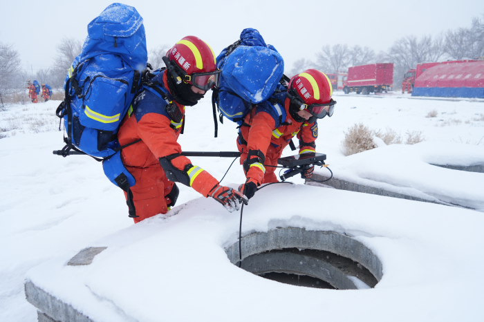 新疆昌吉州消防救援支队开展特殊天气地震拉动演练