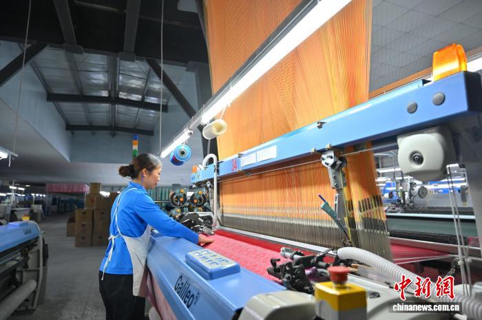 真丝壮锦披年味 “中国丝绸新都”构建高端桑蚕产业链