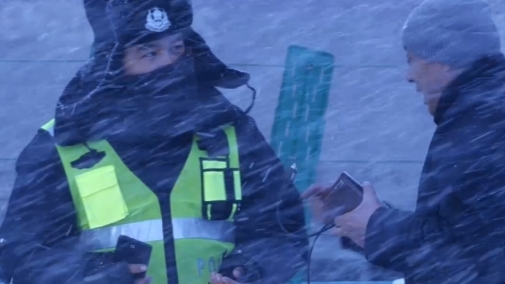 新疆乌恰持续降雪 交警昼夜执勤保畅通