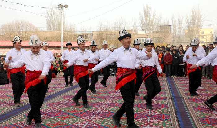 莎车县：家门口的村晚超热闹　村民乐享文化盛宴