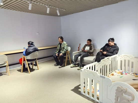 务工之家配备桌椅充电口 务工之家配备桌椅充电口