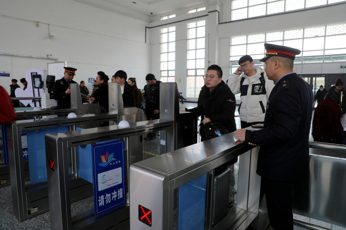 新图落地 莎车首开直达重庆客运列车