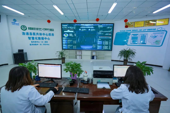 洛浦县人民医院医共体集中（云）审方中心医护人员二次审阅县、乡、村三级医疗机构开具的可疑处方，并与开处方的医生在线沟通。 买提艾力·艾尼瓦尔 摄e