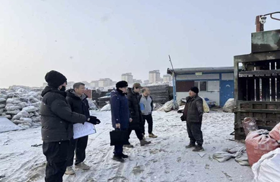 消防监督员正在对垃圾转运站进行消防检查。f