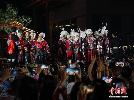 资料图:身穿民族服饰的苗族同胞在贵州凯里“村T”舞台上展示苗族婚俗。记者 周燕玲 摄 资料图:身穿民族服饰的苗族同胞在贵州凯里“村T”舞台上展示苗族婚俗。记者 周燕玲 摄