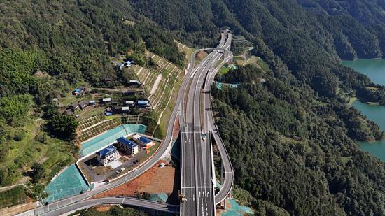 南加镇高速出口匝道。（剑河县融媒体中心供图）