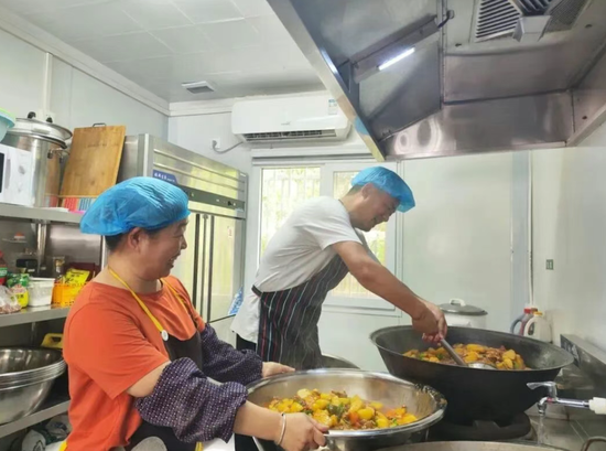 惠康南社区依托伊州区暖心社工服务中心打造了“乐享食堂”，解决辖区独居老人、孤寡老人就餐难题。（资料图片）融媒体中心记者 张子枫摄