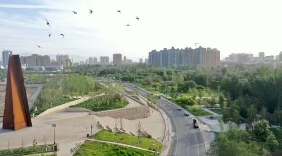 2025年10月，航拍左宗棠凤凰台历史文化公园一角和哈密街景。（资料图片）融媒体中心记者 帕哈尔江·阿合买提江摄