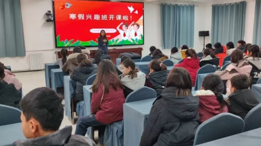 当勒克蒙加克村新时代文明实践站兴趣班“开班课”-网络文明培育宣讲。5