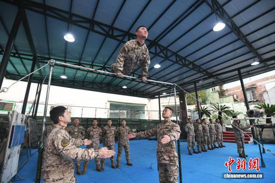 连日来，武警贵阳支队某中队紧贴冬季训练特点，组织官兵开展战术、刺杀、擒敌对抗、综合体能等多项课目的强化训练，进一步巩固和提升官兵综合技战术水平，为今后遂行多样化任务奠定坚实基础。赵松 摄