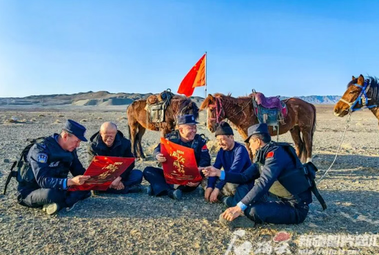 2024年3月，下马崖边境派出所民警向群众宣传全国两会精神。（资料图片）通讯员 张辉 摄