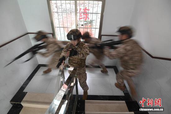 连日来，武警贵阳支队某中队紧贴冬季训练特点，组织官兵开展战术、刺杀、擒敌对抗、综合体能等多项课目的强化训练，进一步巩固和提升官兵综合技战术水平，为今后遂行多样化任务奠定坚实基础。赵松 摄