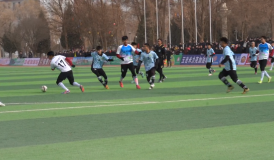 绿茵场上球员们奋力拼搏，尽显青春昂扬风貌。