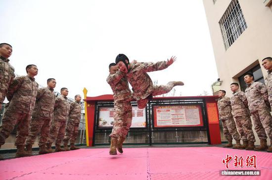 连日来，武警贵阳支队某中队紧贴冬季训练特点，组织官兵开展战术、刺杀、擒敌对抗、综合体能等多项课目的强化训练，进一步巩固和提升官兵综合技战术水平，为今后遂行多样化任务奠定坚实基础。赵松 摄