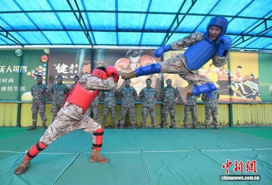 连日来，武警贵阳支队某中队紧贴冬季训练特点，组织官兵开展战术、刺杀、擒敌对抗、综合体能等多项课目的强化训练，进一步巩固和提升官兵综合技战术水平，为今后遂行多样化任务奠定坚实基础。赵松 摄