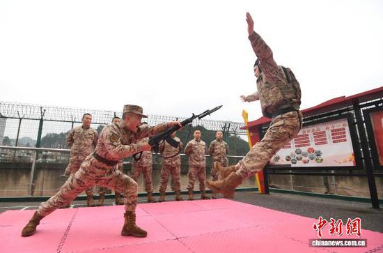 连日来，武警贵阳支队某中队紧贴冬季训练特点，组织官兵开展战术、刺杀、擒敌对抗、综合体能等多项课目的强化训练，进一步巩固和提升官兵综合技战术水平，为今后遂行多样化任务奠定坚实基础。赵松 摄