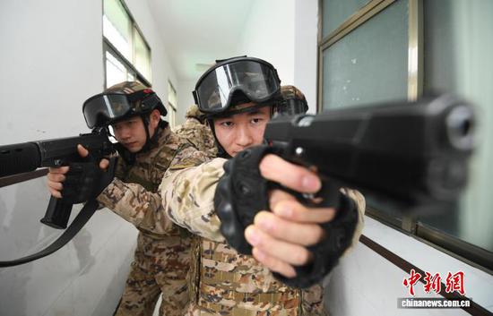 连日来，武警贵阳支队某中队紧贴冬季训练特点，组织官兵开展战术、刺杀、擒敌对抗、综合体能等多项课目的强化训练，进一步巩固和提升官兵综合技战术水平，为今后遂行多样化任务奠定坚实基础。赵松 摄