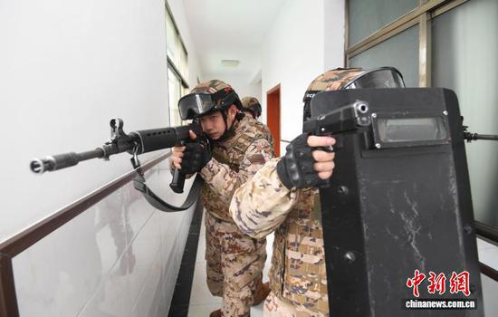 连日来，武警贵阳支队某中队紧贴冬季训练特点，组织官兵开展战术、刺杀、擒敌对抗、综合体能等多项课目的强化训练，进一步巩固和提升官兵综合技战术水平，为今后遂行多样化任务奠定坚实基础。赵松 摄