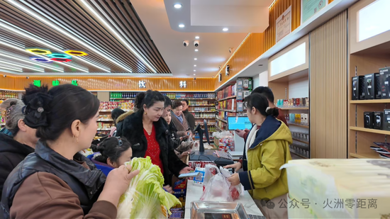 收银台前工作人员正在收银。李双应 摄