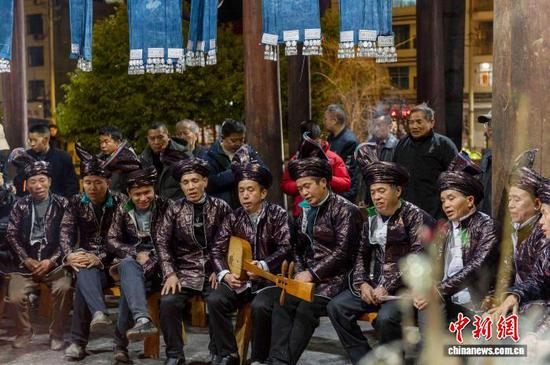 图为贵州省从江县丙妹镇大榕村的侗族同胞在鼓楼里对唱侗族大歌。吴德军 摄