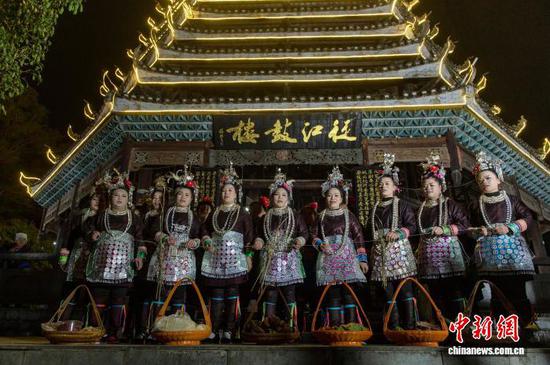 图为贵州省从江县丙妹镇大榕村的侗族同胞在鼓楼里展示侗族美食。吴德军 摄