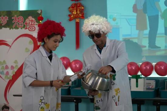 科技馆工作人员现场演示科普实验。努尔古再丽 摄
