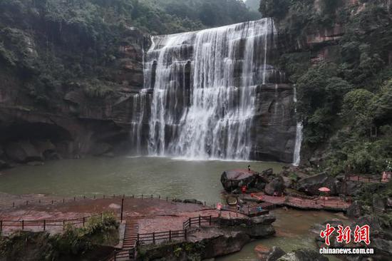 2月1日，航拍位于贵州省赤水市两河口镇的赤水丹霞旅游区大瀑布。大瀑布高76米，宽80米，是中国丹霞第一瀑、长江水系第一大瀑布，也是世界丹霞地貌上最大的瀑布。（无人机照片）中新社记者 瞿宏伦 摄