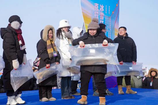 现场的头鱼竞拍环节高潮迭起。克拉玛依融媒记者 非尔代维斯·热夏提 摄