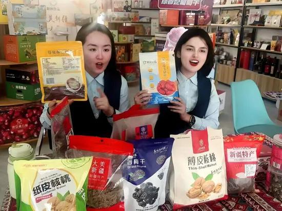 和田邮政主播在向全国粉丝推介和田特色农产品。通讯员 阿布都塞麦提·塞麦尔 摄