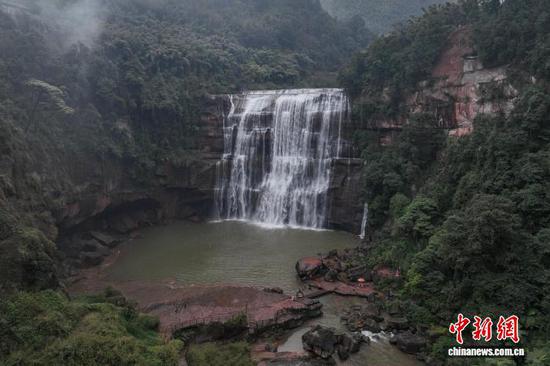 2月1日，航拍位于贵州省赤水市两河口镇的赤水丹霞旅游区大瀑布。大瀑布高76米，宽80米，是中国丹霞第一瀑、长江水系第一大瀑布，也是世界丹霞地貌上最大的瀑布。（无人机照片）中新社记者 瞿宏伦 摄