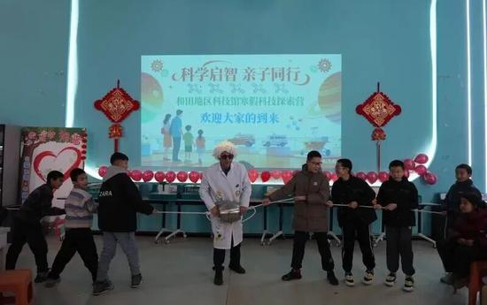 活动现场的孩子们积极参与科普实验。努尔古再丽 摄8