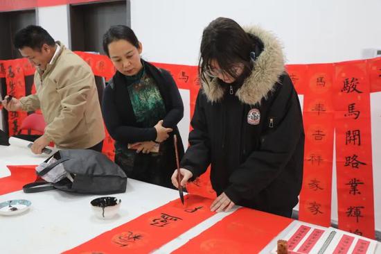 学生体验写对联。阿的拉 摄6