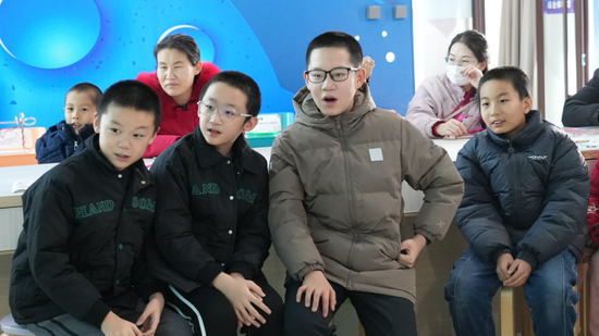 奇妙有趣的科普实验引得现场小观众连连惊叹。努尔古再丽 摄