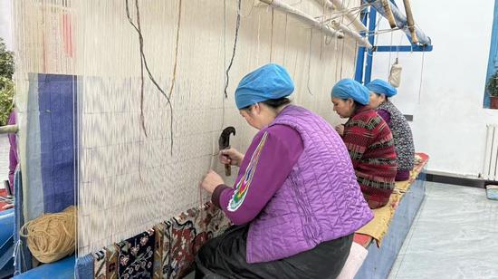 新疆纳克西湾手工地毯开发有限公司生产车间。努尔古再丽 摄