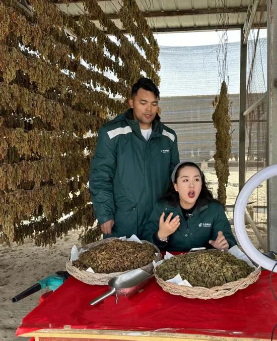 和田邮政主播在农户晾房现场直播介绍葡萄干产品。通讯员 阿布都塞麦提·塞麦尔 摄9