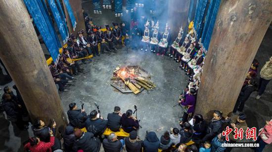 图为贵州省从江县丙妹镇大榕村的侗族同胞在鼓楼前唱拦路歌。吴德军 摄