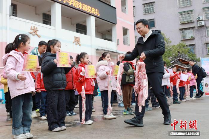 广西侗乡一小学用猪肉奖励学子