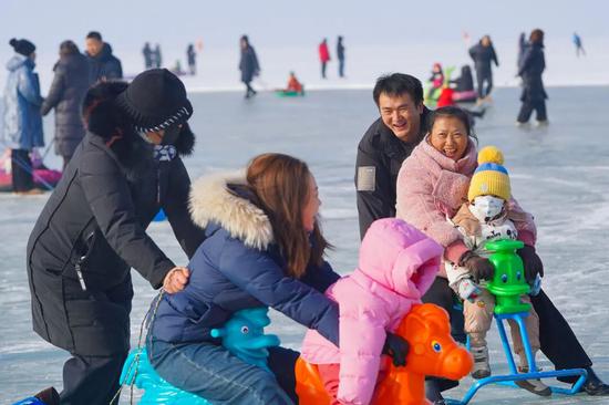 现场的冰湖竞速滑区域，小海豹、小海豚造型的冰上坐骑最受孩子们的欢迎。克拉玛依融媒记者 非尔代维斯·热夏提 摄