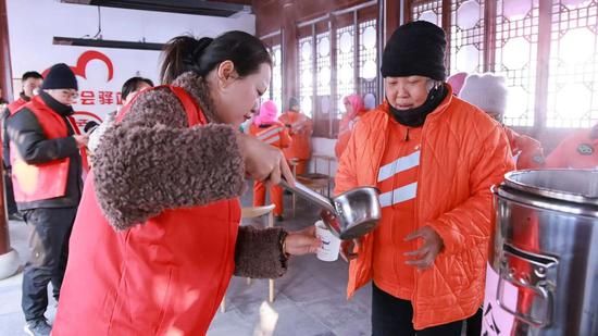 工作人员为环卫工人和其他户外劳动者送姜茶。王仁静 摄