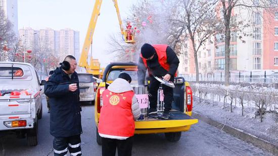 工作人员为环卫工人和其他户外劳动者送姜茶。王仁静 摄