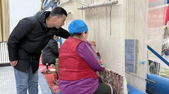 麦吾兰指导织工调整绳结密度。努尔古再丽 摄