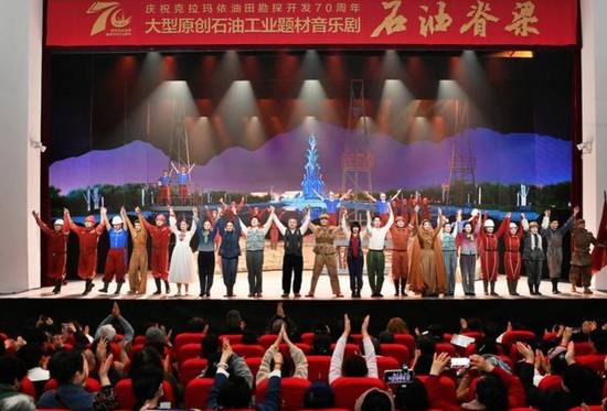 2025年11月11日，音乐剧《石油脊梁》终演谢幕，现场观众或热烈鼓掌，或用手机记录下精彩时刻。克拉玛依融媒记者 努尔夏提·尼加提 摄7