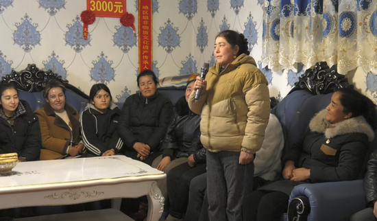 群众敞开心扉畅谈家乡变化，分享生活喜悦。