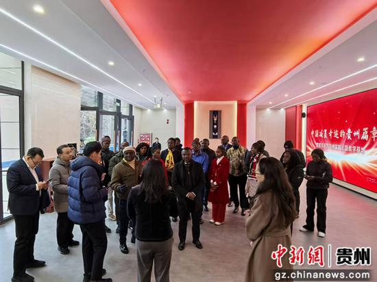 考察团考察“摆脱贫困的贵州实践”主题教学基地