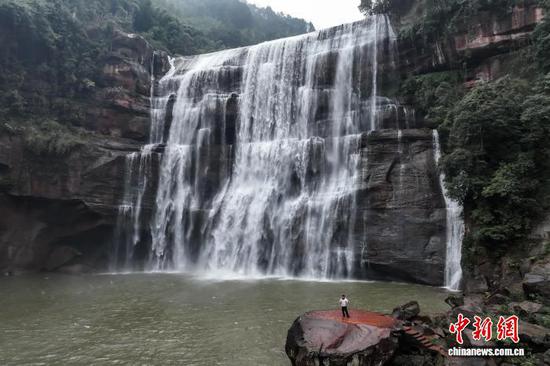2月1日，航拍位于贵州省赤水市两河口镇的赤水丹霞旅游区大瀑布。大瀑布高76米，宽80米，是中国丹霞第一瀑、长江水系第一大瀑布，也是世界丹霞地貌上最大的瀑布。（无人机照片）中新社记者 瞿宏伦 摄