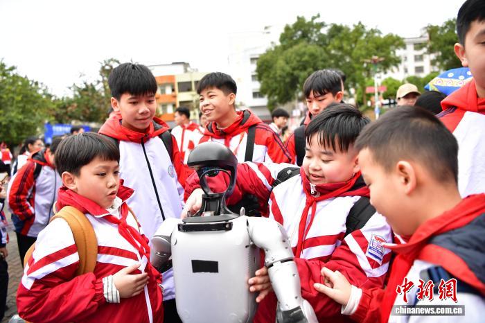 科技交流架起中越青少年友谊桥梁