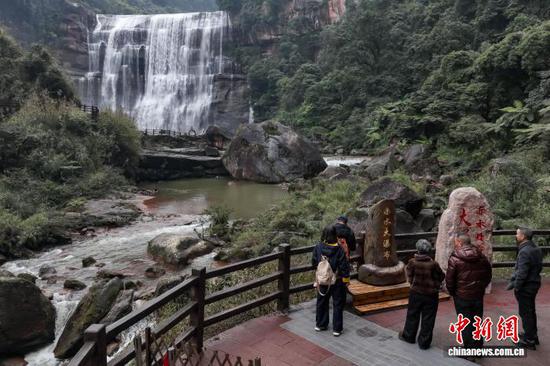 2月1日，航拍位于贵州省赤水市两河口镇的赤水丹霞旅游区大瀑布。大瀑布高76米，宽80米，是中国丹霞第一瀑、长江水系第一大瀑布，也是世界丹霞地貌上最大的瀑布。（无人机照片）中新社记者 瞿宏伦 摄